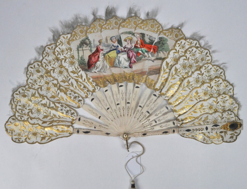 Een waaier met ivoren montuur en versierd met een romantisch tafereel, een verguld floraal decor en een spiegeltje op het eerste fragment. Model “plumetti”. XIXde eeuw.