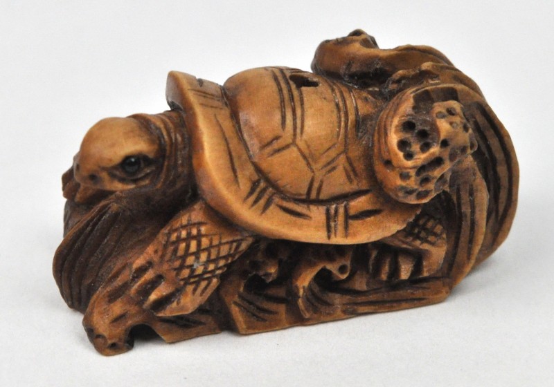 Een netsuke van gesculpteerd ivoor in de vorm van een schildpad.