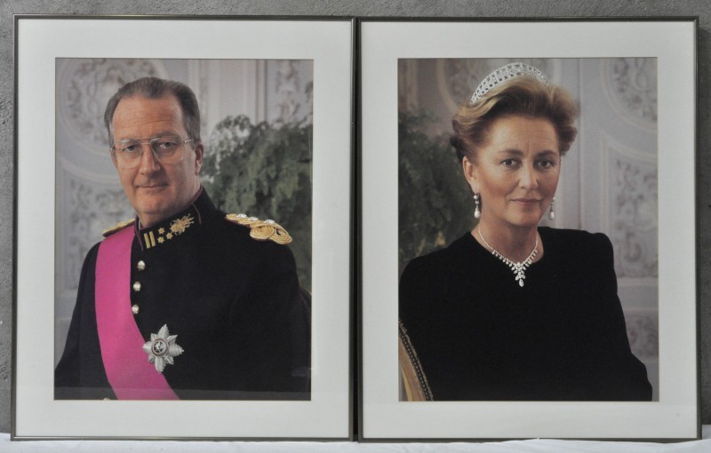 Twee ingekaderde staatsiefoto’s van Koning Albert II en Koningin Paola.