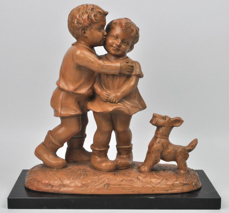 “Twee kinderen met een hondje”. Een groep van terracotta. Gesigneerd.