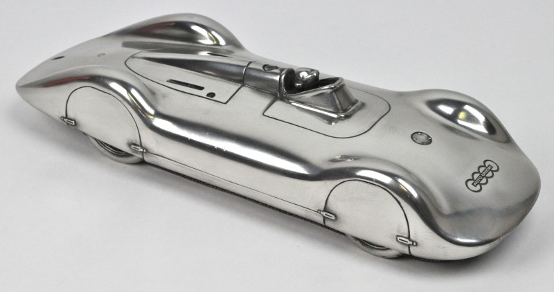 “Auto Union Type C Streamliner V16 - 1937”. Een model van wit metaal.