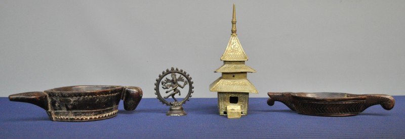 Een divers lot aziatica bestaande uit twee Indische kruidenpijpen, een driedelig wierrookbrander van messing en een bronzen Indische godin.