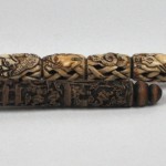 Twee kaligrafische penselen waarvan één met benen handvat met afbeeldingen uit de dierenriem en één met gesculpteerd houten handvat.