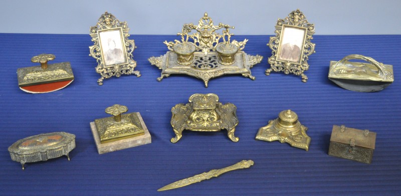 Een lot geel koper, bestaande uit twee fotokaders, tijdperk Napoleon III, drie inktstelletjes met toebehoren en twee dekseldoosjes.