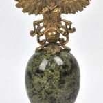 Een ei van groen gesteente, gemonteerd op koperen voet en bovenaan versierd met een Habsburgse adelaar. En een vide-poche van verguld brons met een afbeelding van de ‘Femme Fatale’ in reliëf.