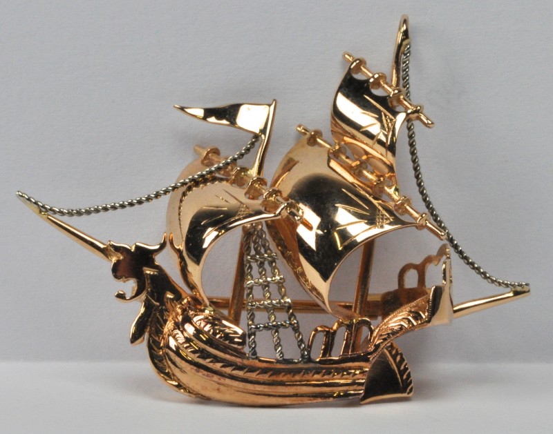 Een 18 karaats wit en geel gouden hanger en of broche in de vorm van een boot.