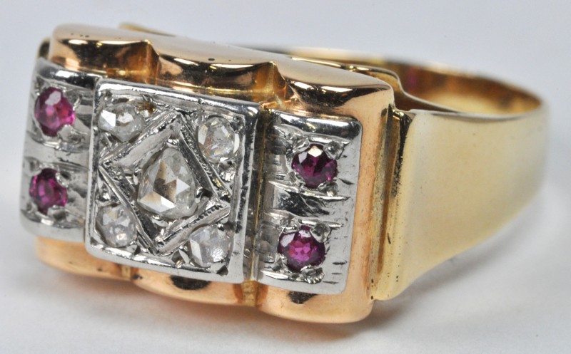 Een 18 karaats wit en geel gouden ring bezet met diamant oude slijp met een gezamenlijk gewicht van ± 0,20 ct en robijntjes ± 0,12 ct.