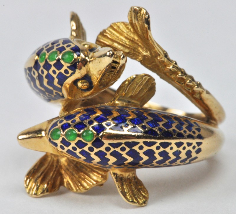 Een 18 karaats geel gouden ring in de vorm van dolfijnen bezet met lapis lazuli en smaragd.