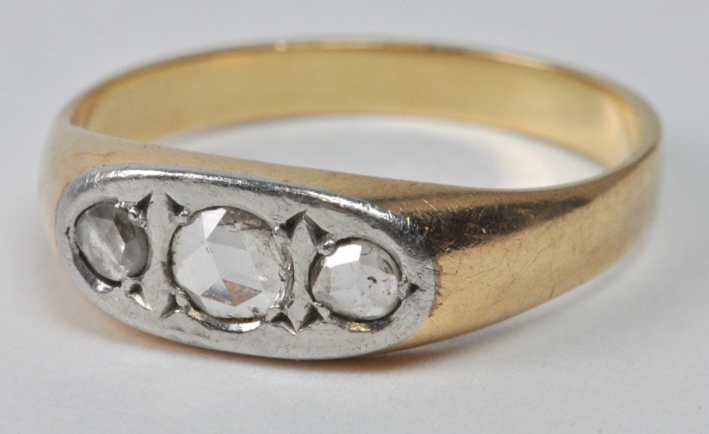 Een 18 karaats wit en geel gouden ring bezet met diamant oude slijp met een gezamenlijk gewicht van ± 0,40 ct.