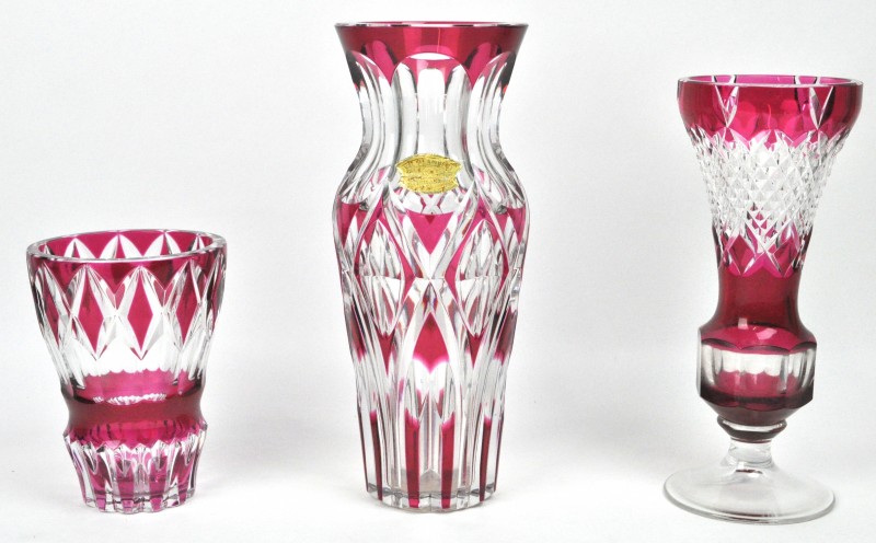 Een lot van drie verschillende vazen van geslepen kristal, roze gekleurd in de massa. De grootste gemerkt met sticker.