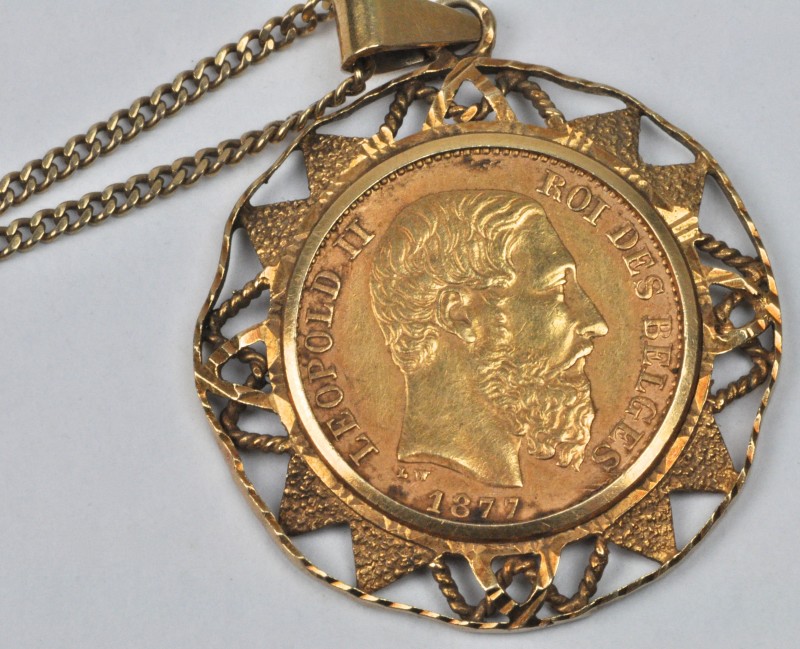 Een 18 karaats geel gouden ketting met hanger bezet met een munt Leopold II. 20 frank van 1877.