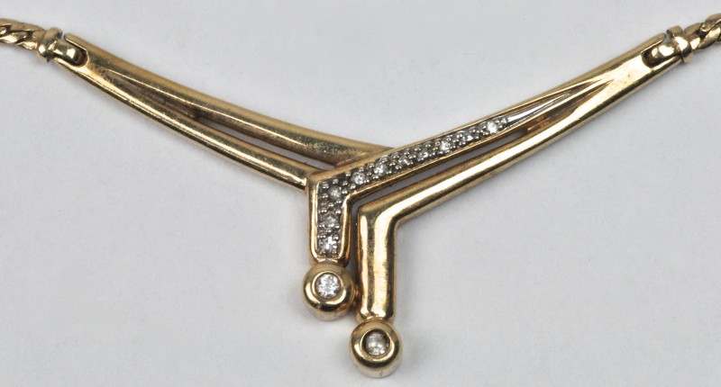Een 18 karaats geel gouden halssnoer bezet diamant met een gezamenlijk gewicht van ± 0,10 ct.