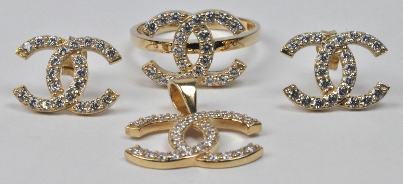 Een paar 14 karaats geel gouden oorbellen met bijpassende ring en hanger bezet met fantasiestenen. Model Chanel.