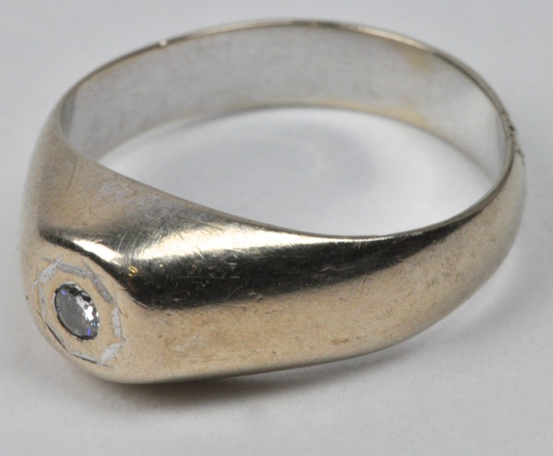 Een 18 karaats wit gouden ring bezet met één briljantje.