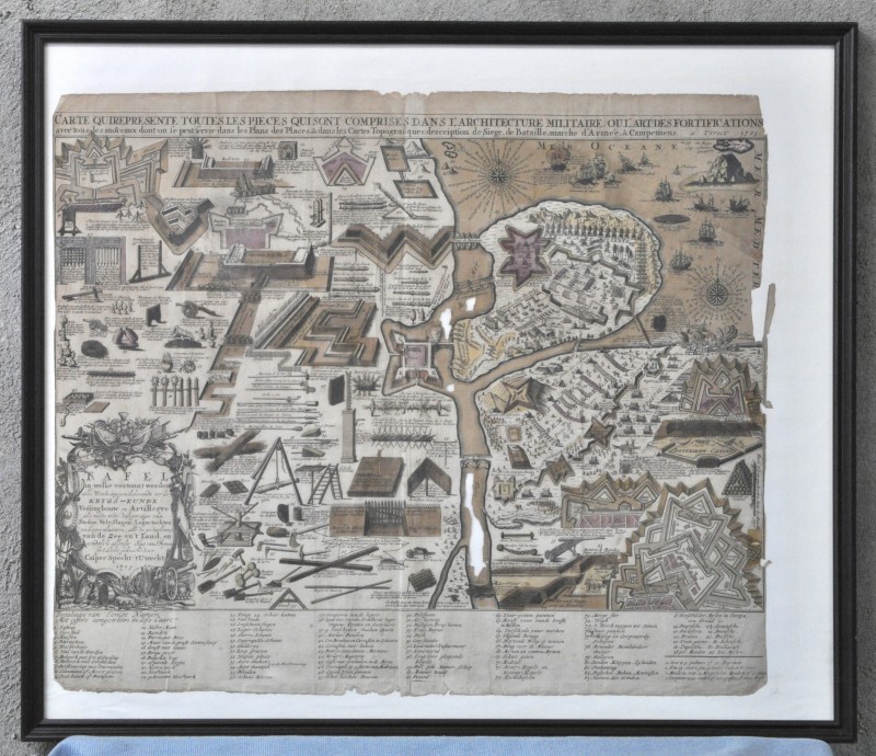 Een oude kaart met als onderwerp de militaire architectuur en de kunst van de fortificatie. Gedateerd 1703. We voegen er een document van een Italiaans Oorlogscommissariaat aan toe. Gedateerd 1841.