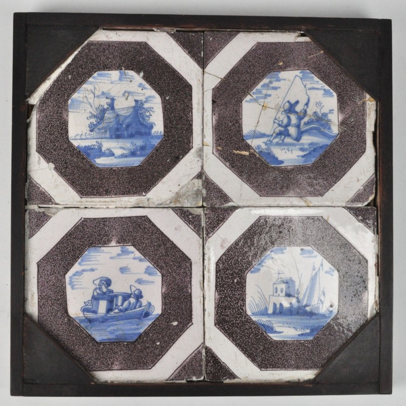 Vier Delftse tegels met blauw en witte voorstellingen met mangaankleurige rand. XIXe eeuw.