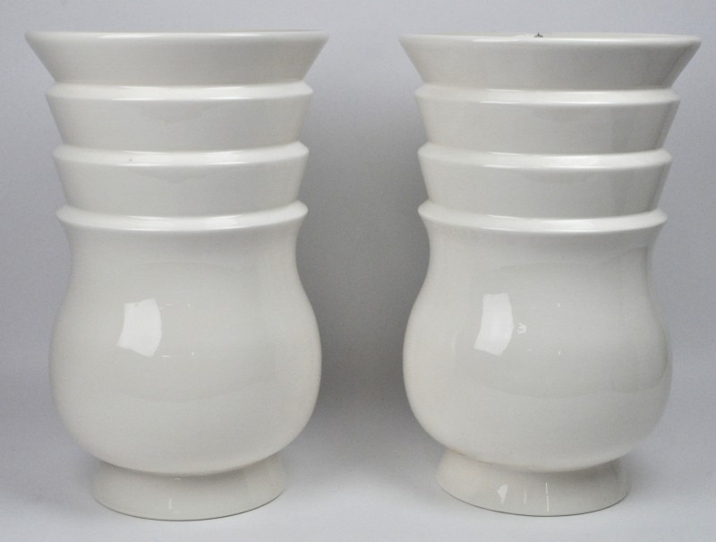 Twee ronde vazen van wit aardewerk. Gemerkt. Ontwerp van Charles Catteau.