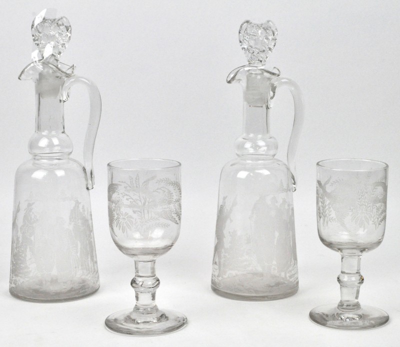 Twee glazen karaffen met een gegraveerd decor. We voegen er twee gelijkaardige glazen aan toe. Allen XIXe eeuw.