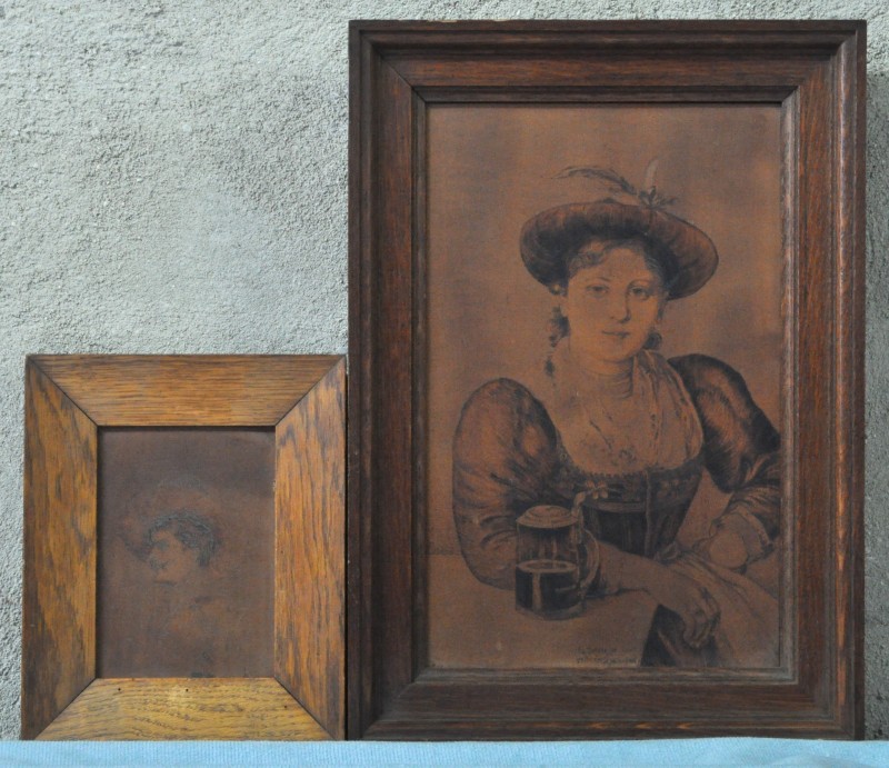 “Damesportret”. Een pyrografie van Mischak naar Von Defregger. We voegen er kleiner herenportret aan toe.