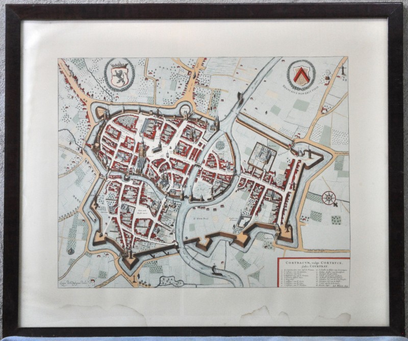 “Cortryck”. Ingekleurde landkaart naar een origineel van Johannes Blaeu uit 1649. Vochtvlek in het neutrale gedeelte onderaan.