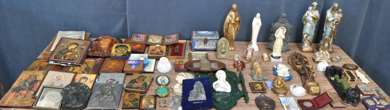 Een lot varia: replica’s van iconen, beeldjes, ritueel textiel enz. Drie dozen.