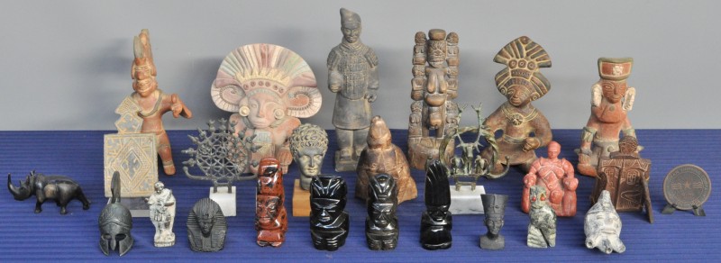 Een lot souvenirs in diverse uitvoeringen en materialen met betrekking tot archeologische vondsten.