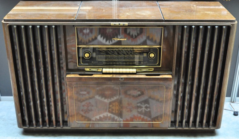 Een gefineerd houten muziekmeubel. Model: Grundig Musikschrank No. 8042 W/3d. Jaren ‘50.