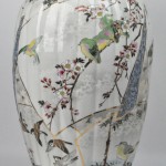 Een vaas van Japans porselein met een meerkleurig decor van kraanvogels.