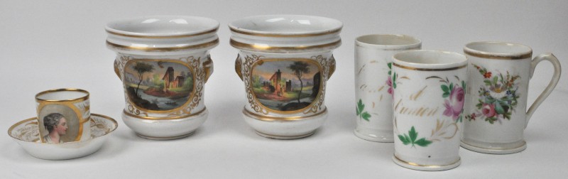Een lot Brussels porselein, bestaande uit drie bekers, twee kleine cachepots en een kopje met schoteltje. XIXe eeuw.