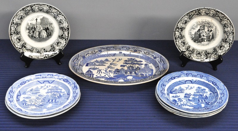 Een lot aardewerk, bestaande uit vier diepe borden, twee platte borden en een schotel met een blauw ‘OId Willow’ - decor. We voegen er twee borden met historische afbeeldingen aan toe.