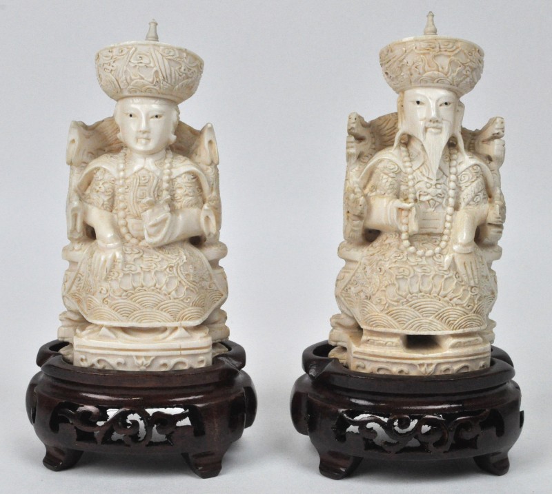 Een voorstelling van de Keizer en de Keizerin van gesculpteerd ivoor. Op houten sokkels. China, begin XXe eeuw.