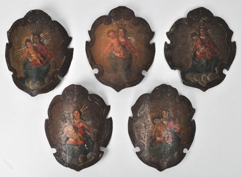 Vijf gebogen metalen schildjes met handgeschilderde afbeeldingen van de Madonna met kind. XIXe eeuw.