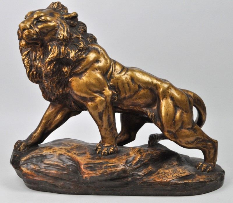 Een leeuw van goudgepatineerd pijpaarde. Gesigneerd A. Fagotte.