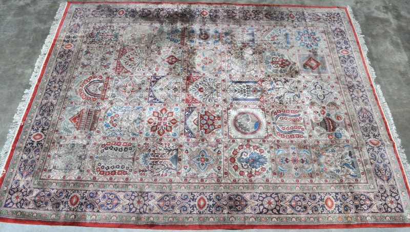 Perzisch wollen tapijt met een gestileerd tuinmotief. Handgeknoopt.