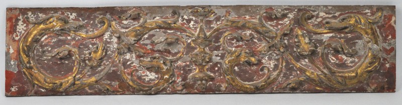 Een wandversiering van gesculpteerd hout met sporen van polychromie. XVIIde eeuw.