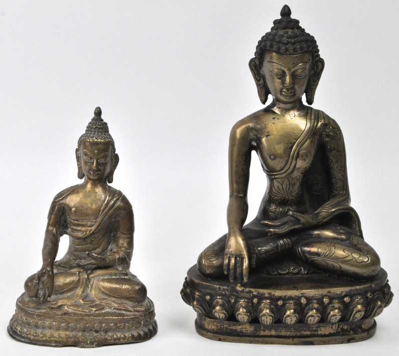 Twee zittende Thaise Boeddha’s van brons.