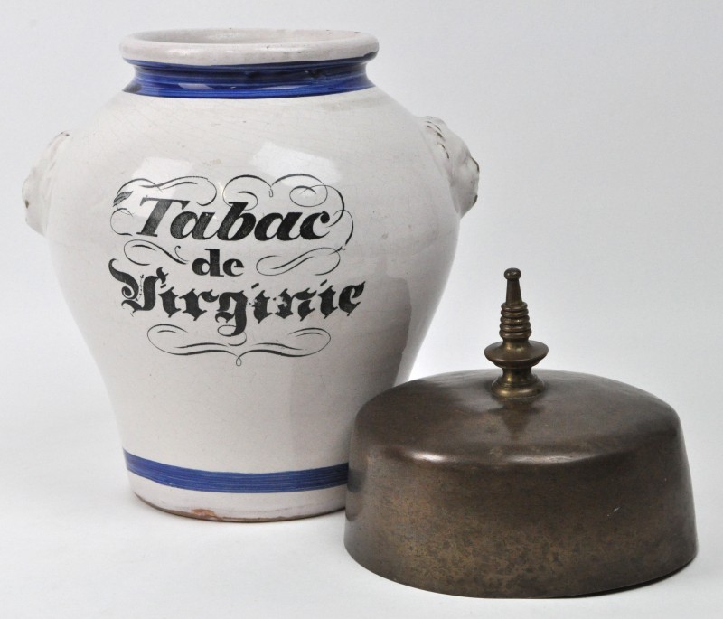 Een aardewerken tabakspot met opschrift “Tabac de Virginie”.