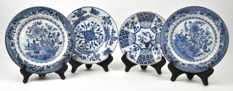 Vier borden van blauw en wit porselein. XIXde eeuw.