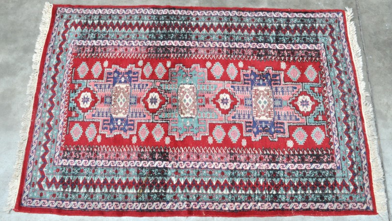 Een handgeknoopt oosters wollen tapijt.