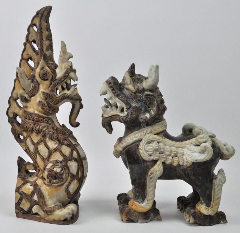 Een tempelleeuw en een een naga van geglazuurd aardewerk. Azië.