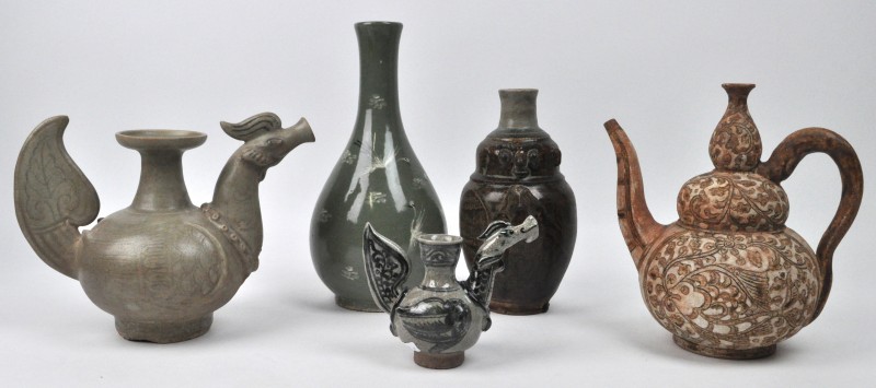 Een lot Aziatisch aardewerk, bestaande uit een waterdruppelaar, drie verschillende wijnkruikjes, waarvan één Birmees, en een halsvaasje met een decor van kraanvogels.