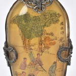 Een glazen parfumflesje met verzilverd metalen montuur en versierd met personages in een landschap. Chinees werk.