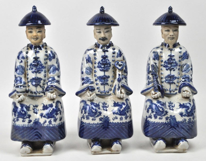 Drie Chinese keizers van blauw en wit porselein in drie generaties. Onderaan gemerkt met stempel. Omstreeks 1900.