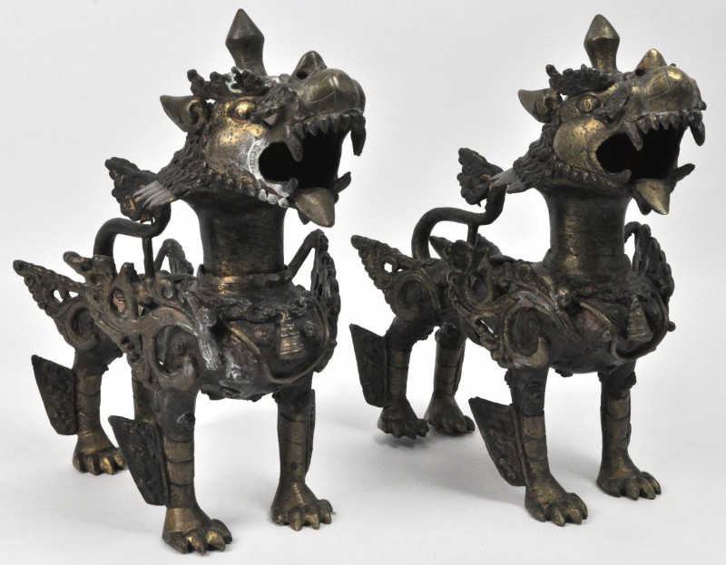 Een mannelijke en een vrouwelijke Fo-hond van brons. Chinees werk, omstreeks 1900.