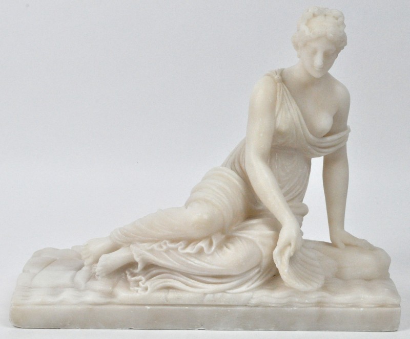 Een classicistische voorstelling van een dame met een schelp van gesculpteerd albast.