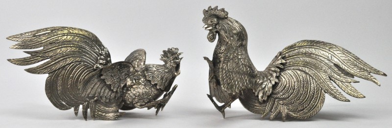 Twee vechtende hanen van verzilverd brons.