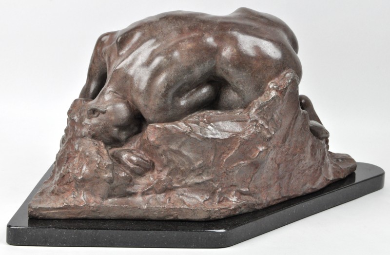 “La Danaïde de Rodin”. Bronzen beeld . Op zwarte marmeren basis.