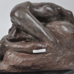 “La Danaïde de Rodin”. Bronzen beeld . Op zwarte marmeren basis.
