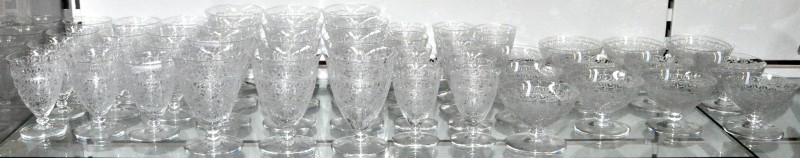 Een glazenservies van gegraveerd kristal. Medio XXste eeuw. Onderaan gemerkt.