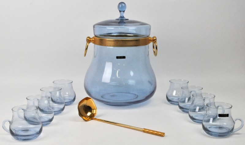 Een punchstel van paars glas en verguld metalen monturen, bestaande uit een bowl en acht glazen. Met serveerlepel.